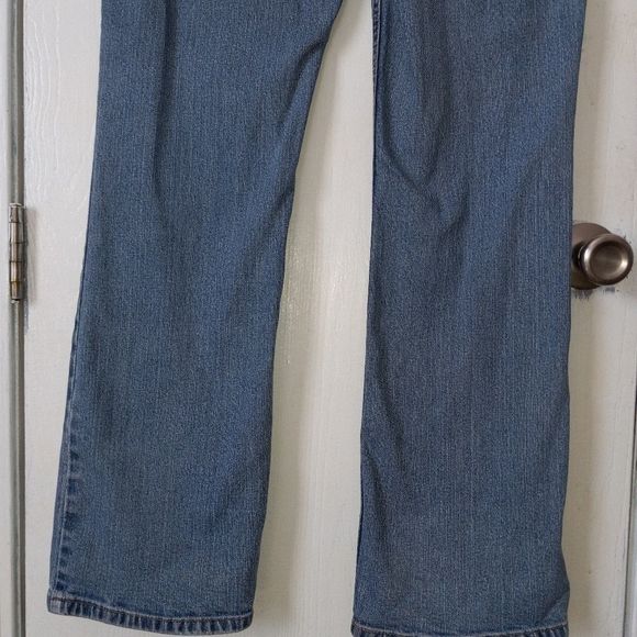 Levi Strauss & Co Mid-Rise Bootcut/Flare Jeans - Picture 7 of 9